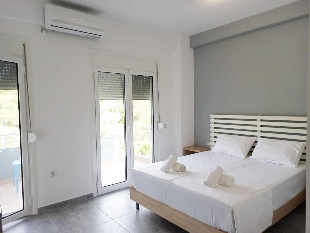 Vial Rooms Himare Esterno foto
