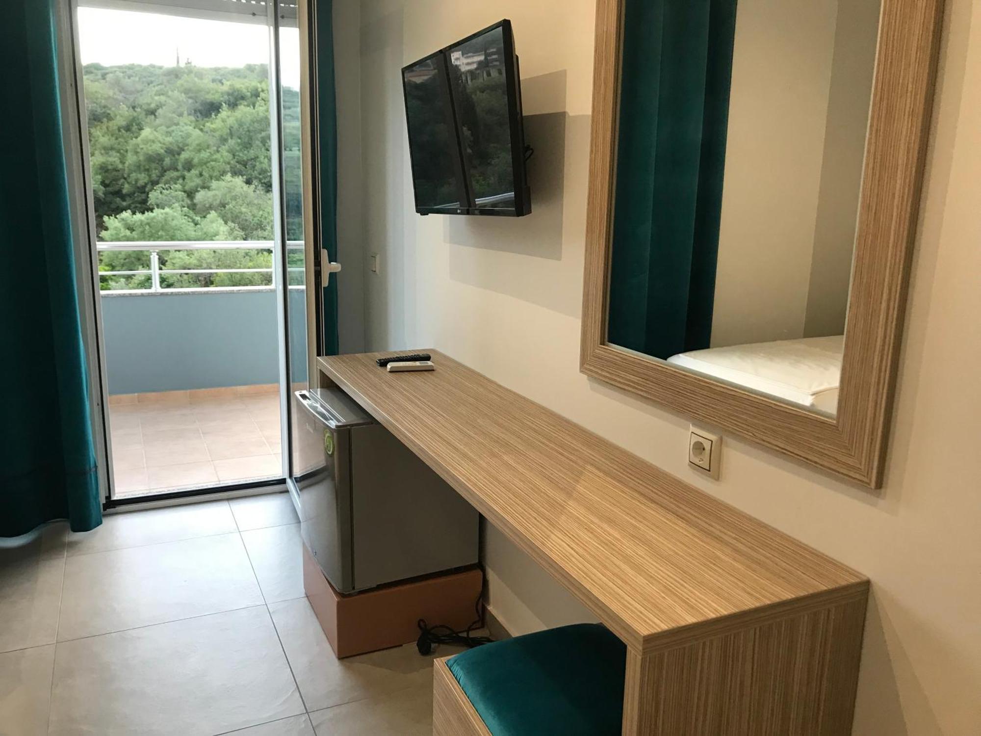 Vial Rooms Himare Esterno foto