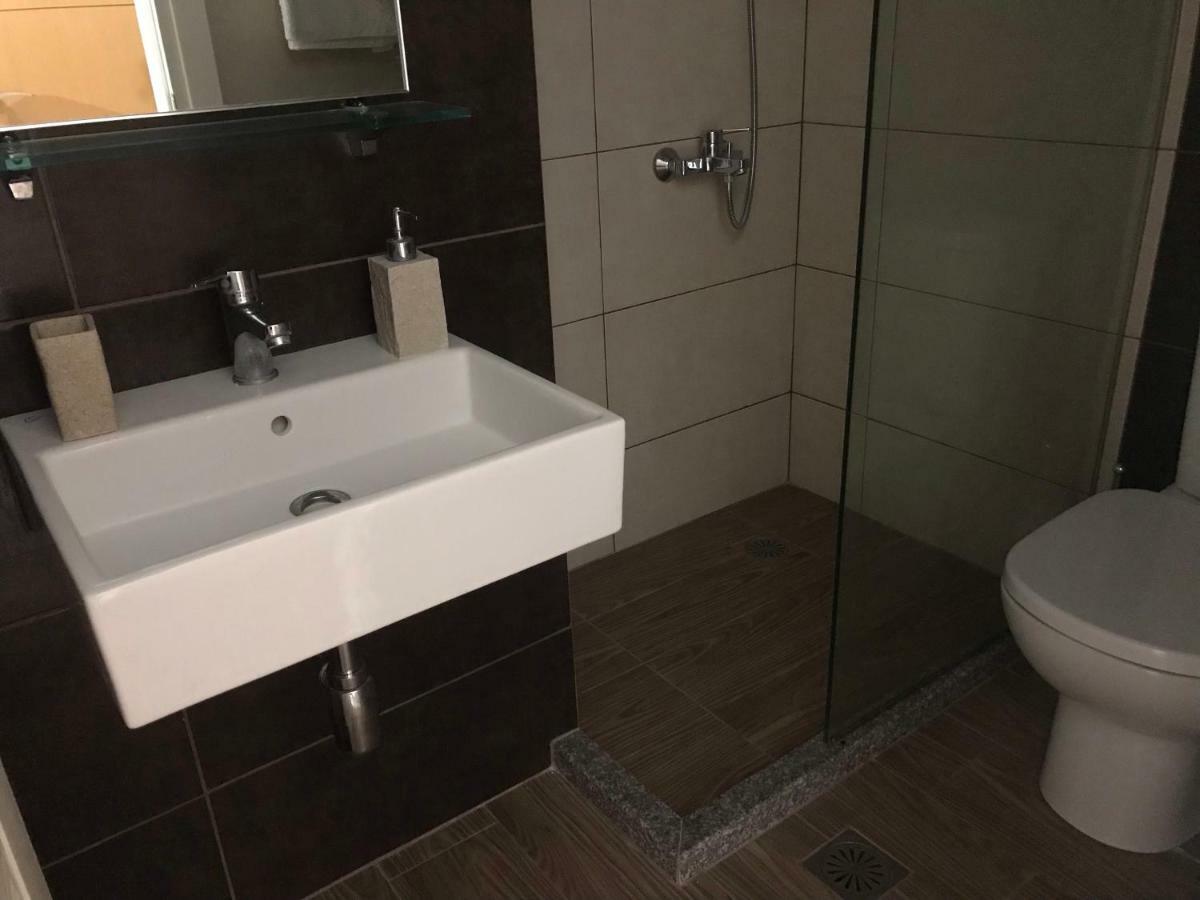 Vial Rooms Himare Esterno foto