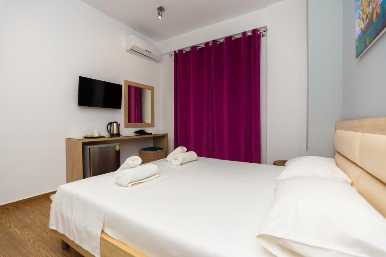 Vial Rooms Himare Esterno foto