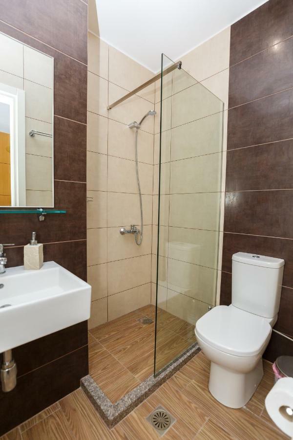 Vial Rooms Himare Esterno foto